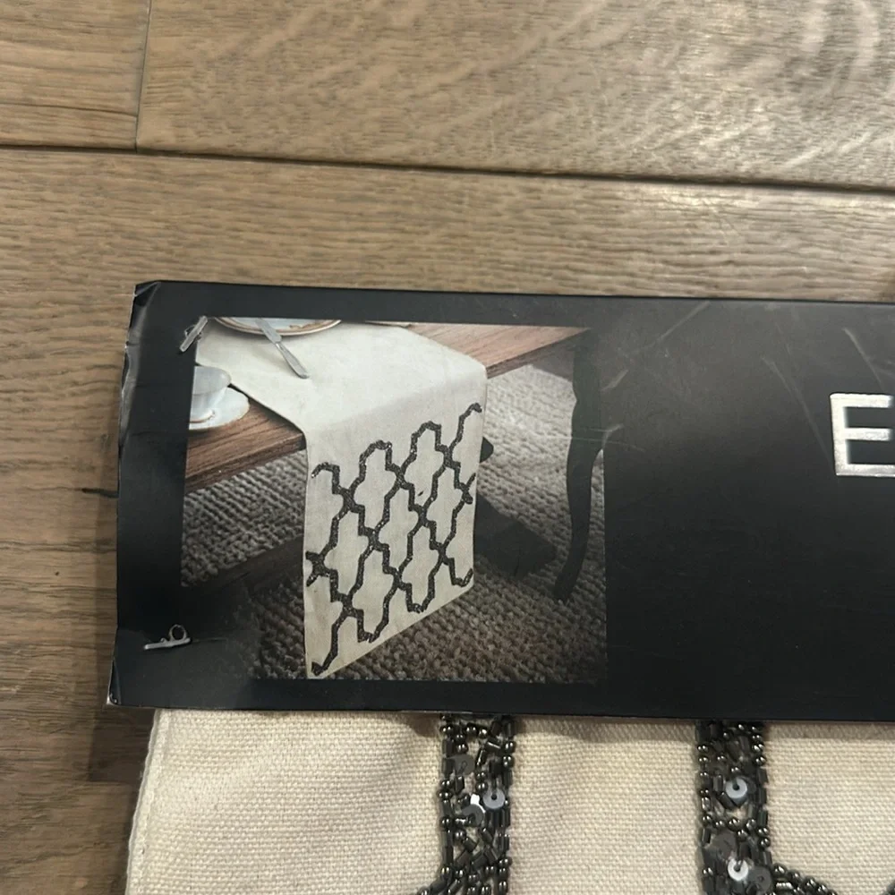 Table Runner - Picture 4 of 4